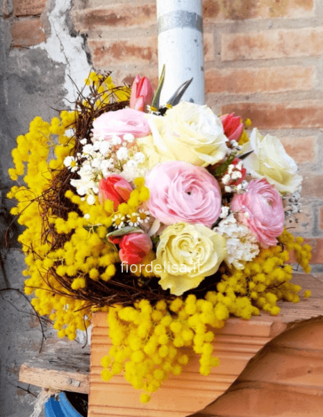 Mazzo di mimosa e fiori stagionali
